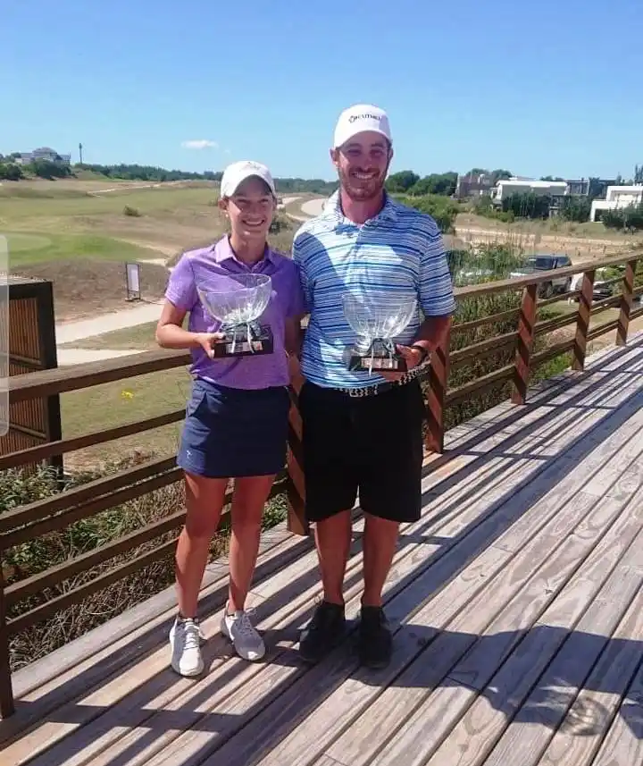 Acuña junto a Lara Foigel, ganadora entre las damas.