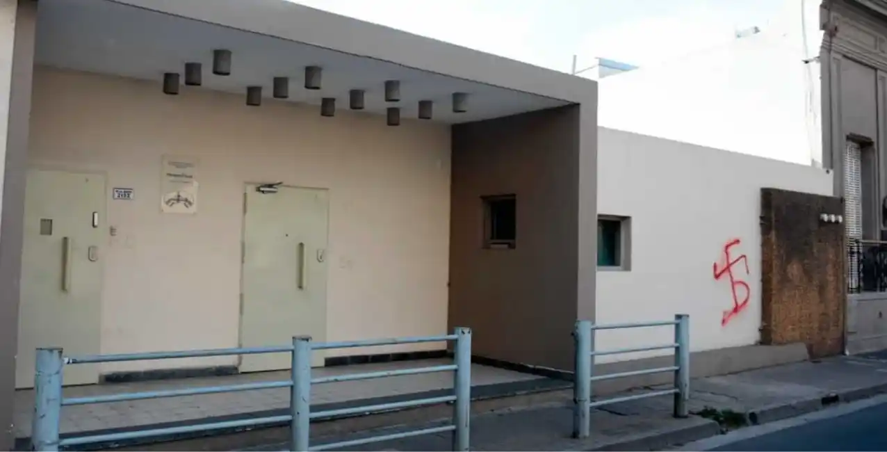Vandalismo: pintaron una cruz esvástica en la puerta de un templo judío