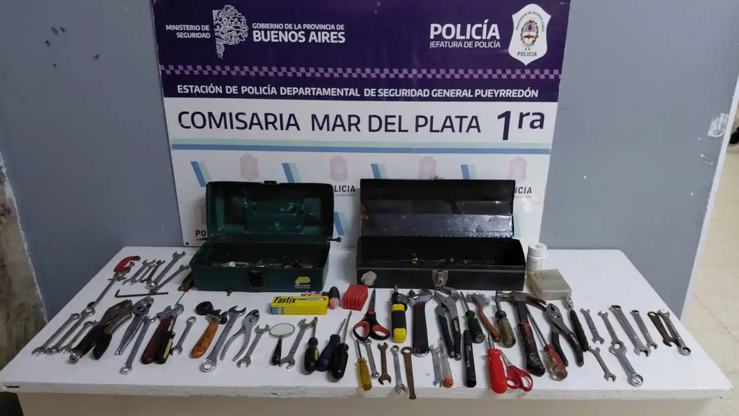 Detuvieron a un joven tras romper el vidrio de una camioneta e intentar robar en pleno centro