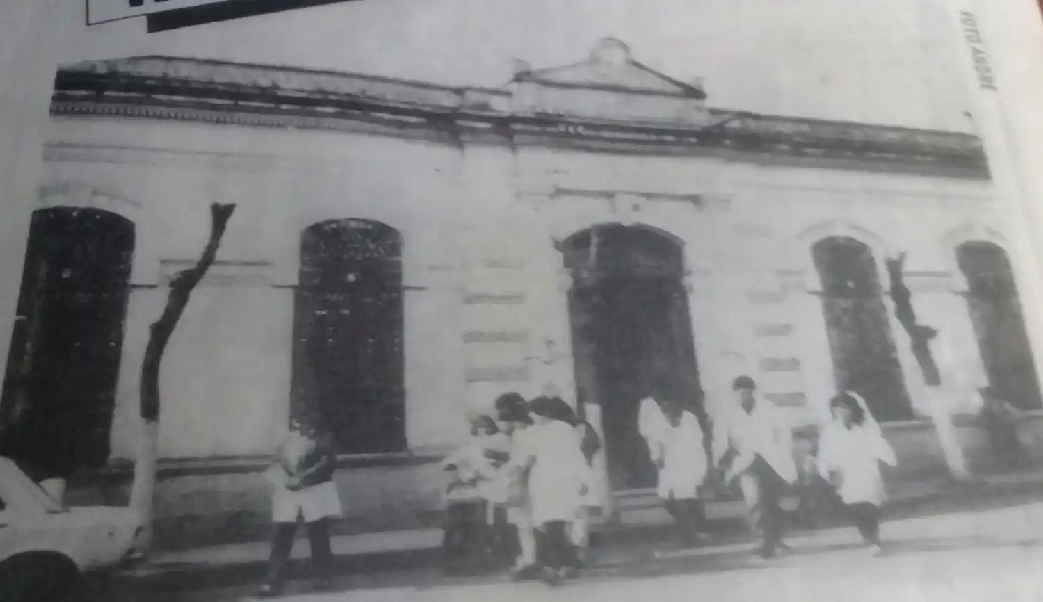 Los alumnos frente a la escuela en la calle R. E. de San martín