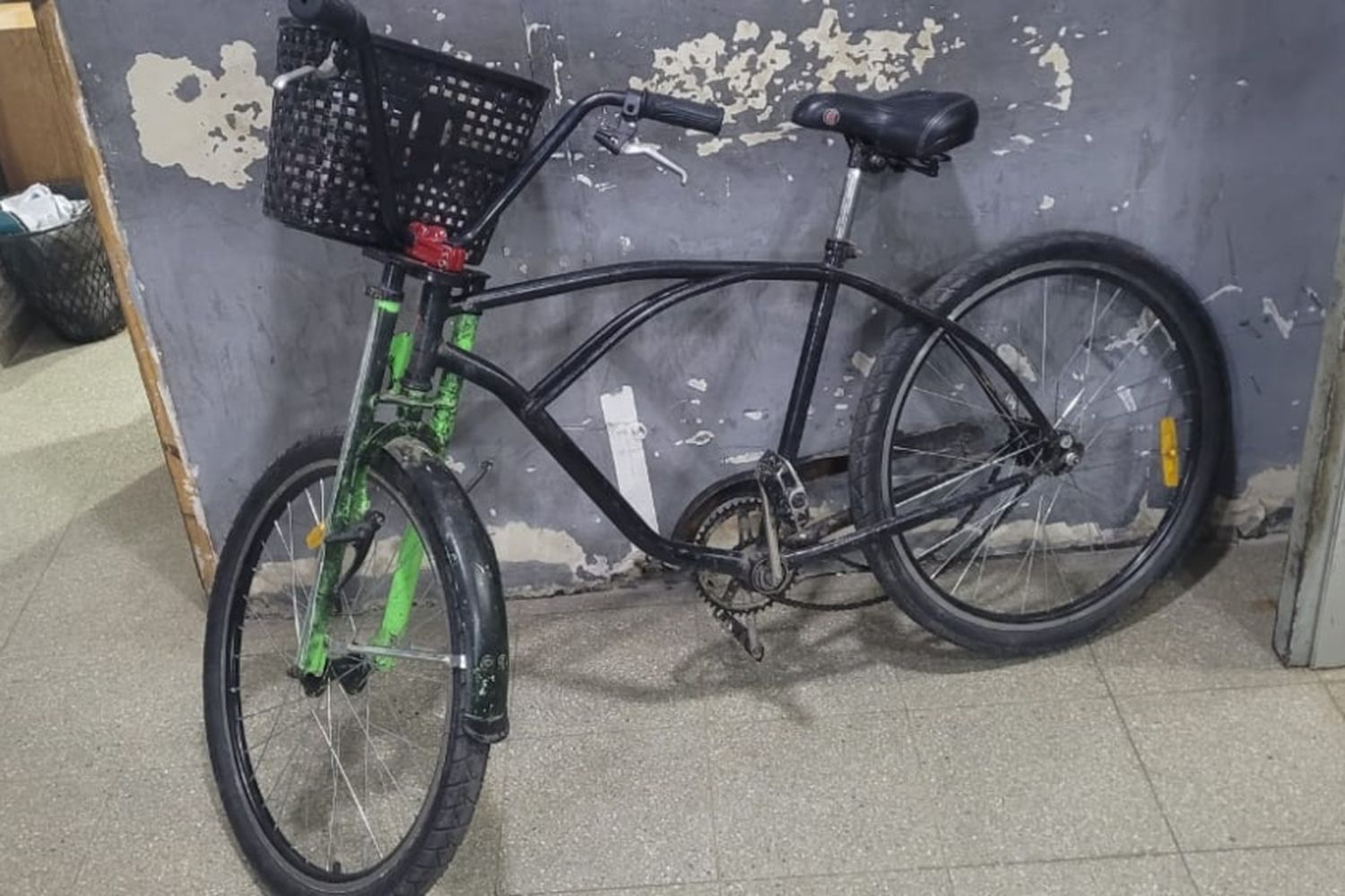 Menores de 11 y 14 años circulaban en una bicicleta pública robada y los descubrió la Policía