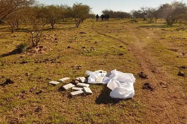 Hacían señas con un espejo y una avioneta  arrojaba marihuana