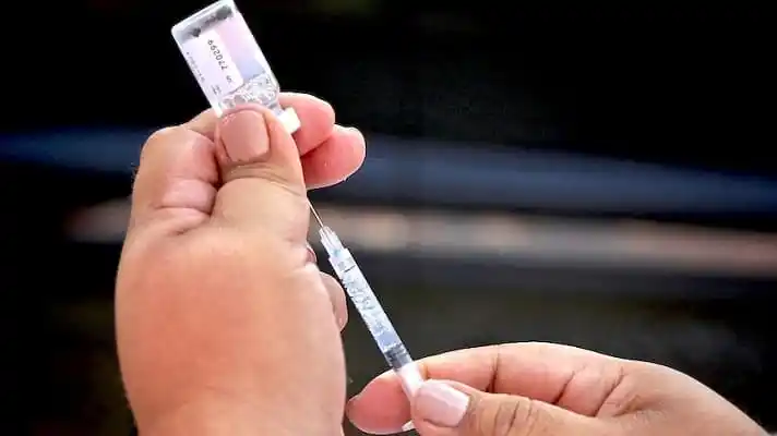 SE REPRODUCE EL MERCADO NEGRO de vacunas: denuncian que se aplican en los CDI de Maduro