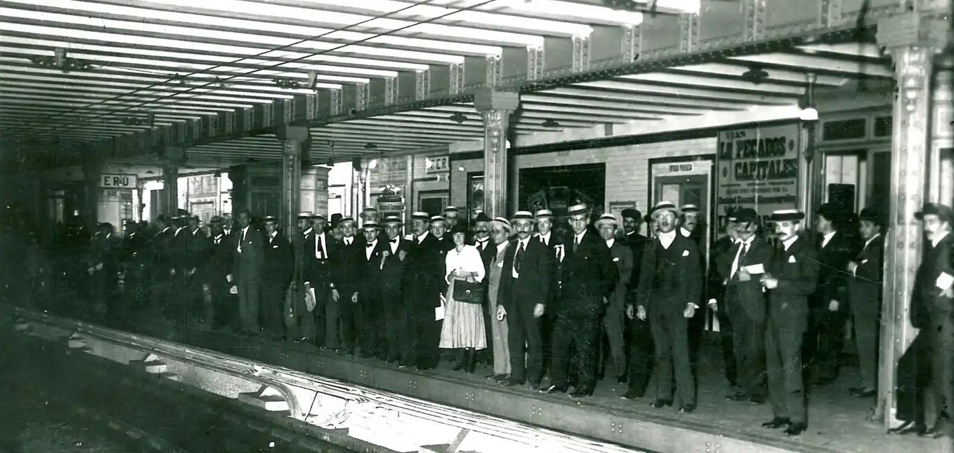 Acto inaugural de la Línea A en 1913, un hito que modernizó la movilidad porteña.