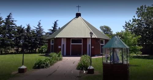 La capilla de Pueblo Doyle donde se oficiará la misa tras la peregrinación en bicicleta.