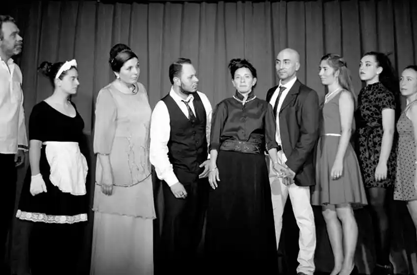 «El Teatrillo» festeja sus 22 años con «Los árboles mueren de pie»