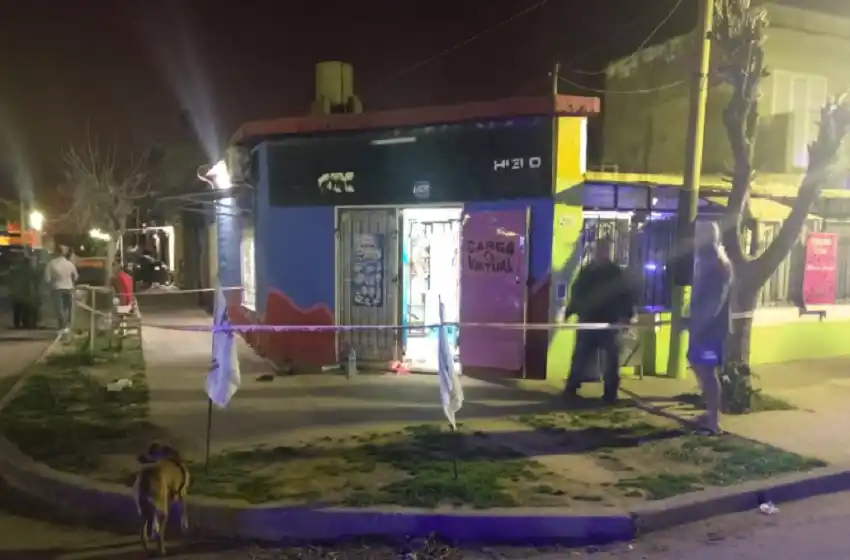 Un ladrón intentó robar un comercio y los clientes le dieron una paliza