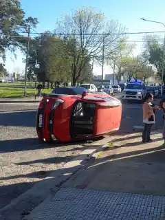 Un vehículo terminó volcado tras un violento choque en la zona de la Terminal