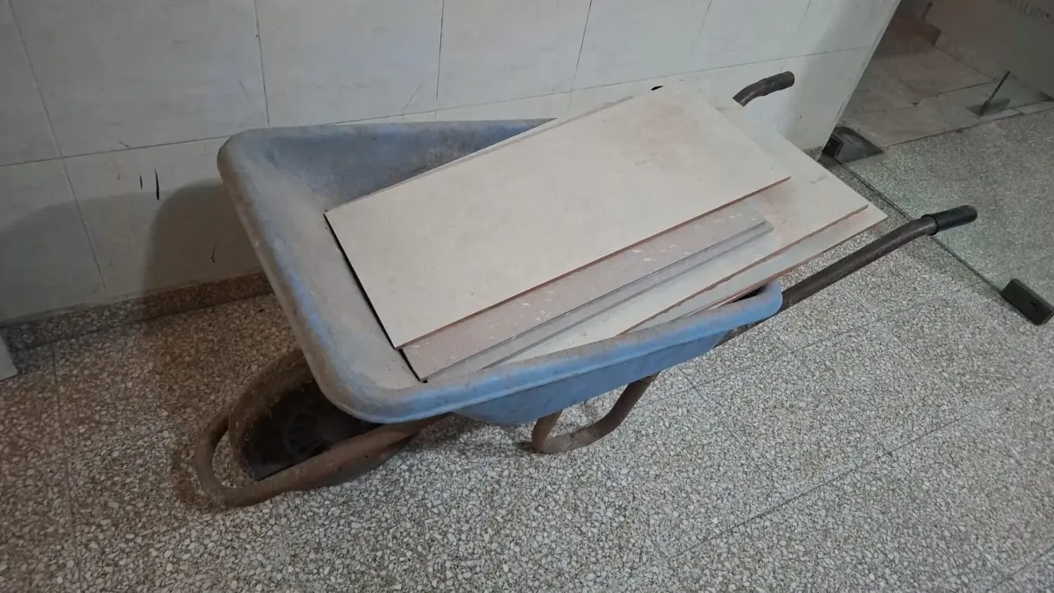 Tres personas fueron trasladadas a la Comisaría N° 13 y secuestraron una carretilla con restos de cerámica