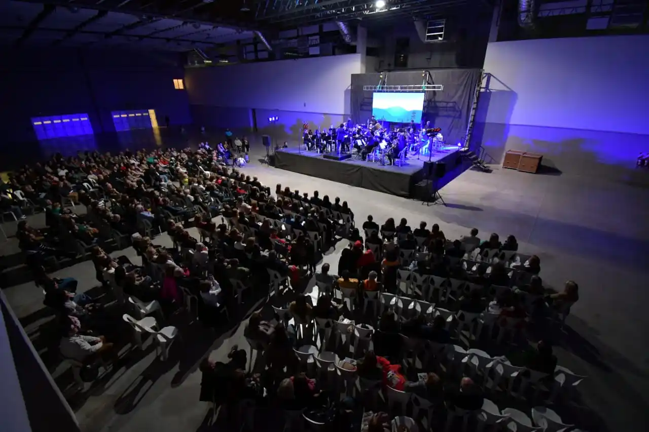 La Banda Sinfónica de San Francisco abrió el evento con el concierto “Italia de película”, con un colmado Superdomo