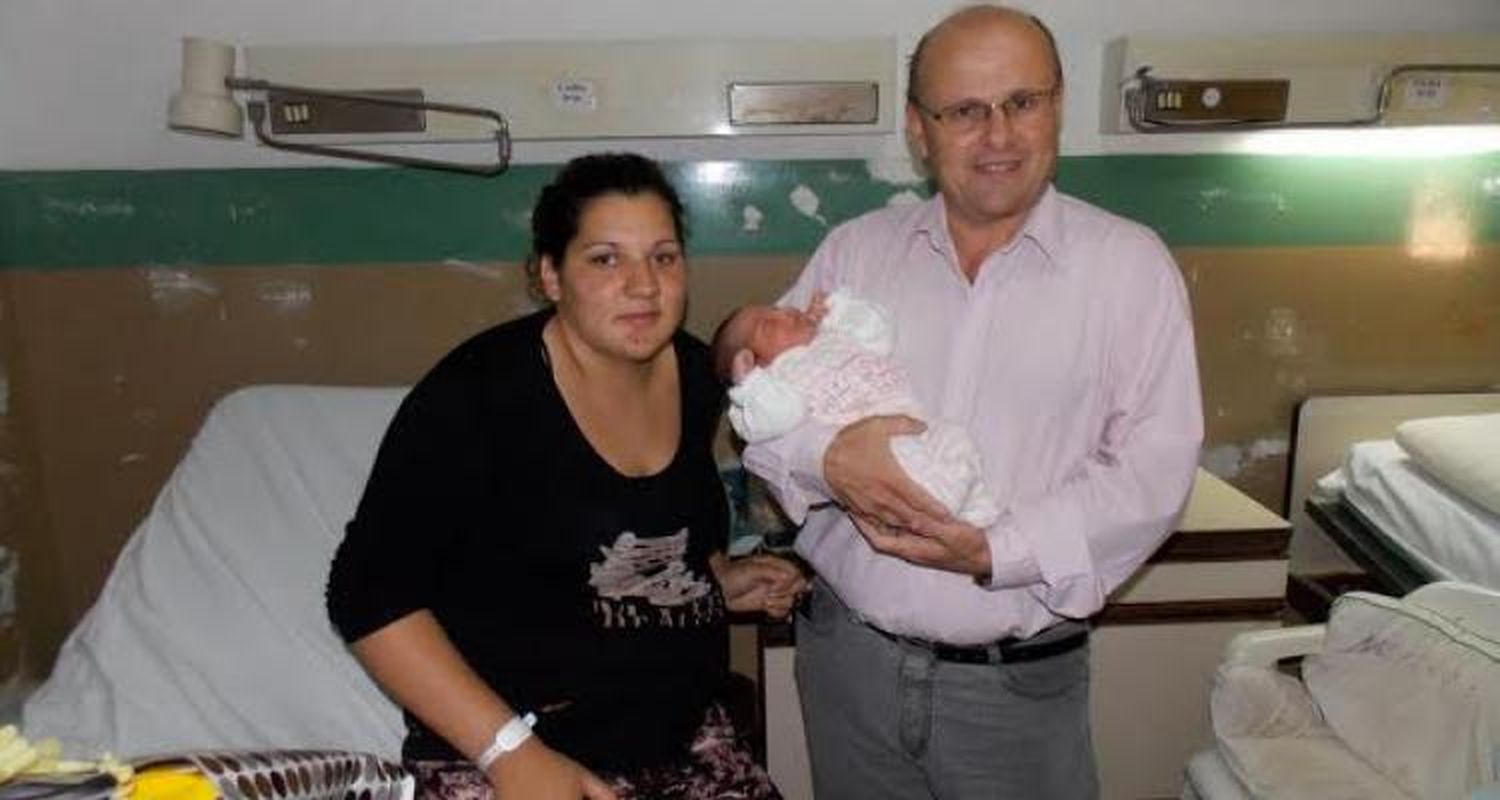 Fabio Giovanettoni entregó un presente al primer bebé del año
