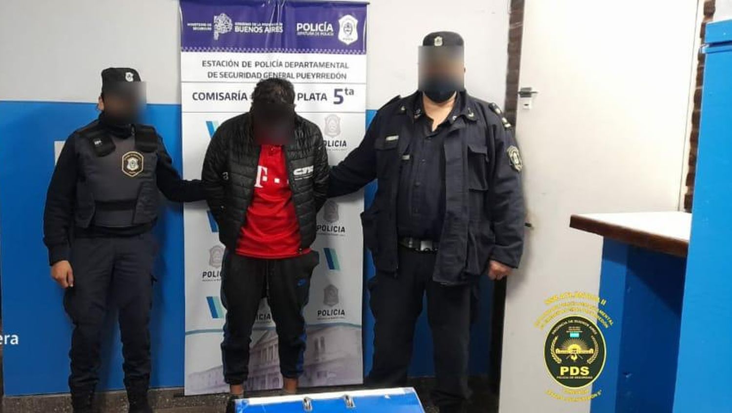 Se despertó y había dos hombres en el patio de su casa en Punta Mogotes: un detenido