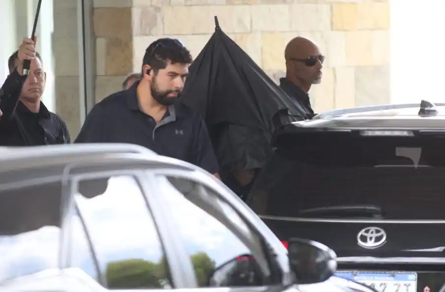 Taylor Swift develó el misterio: por qué utiliza un paraguas para esconderse de los fotógrafos