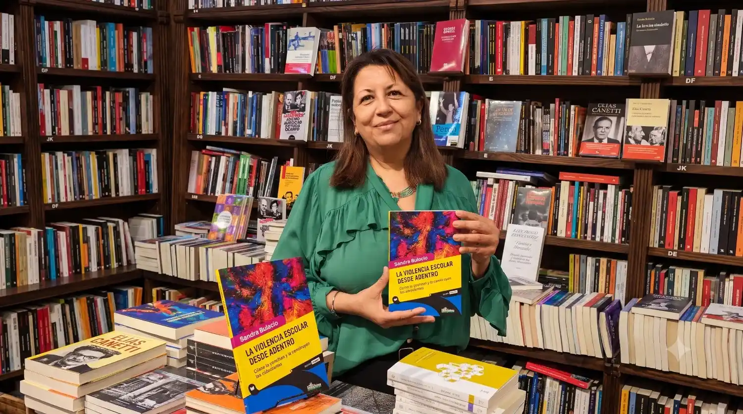 Sandra Bulacio con su primer libro, “La violencia escolar desde adentro”.