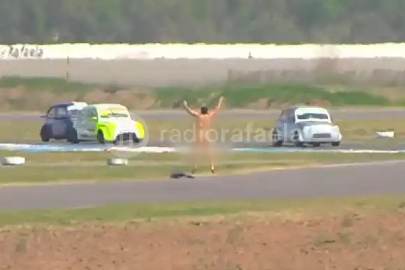 VIDEO | ¿Perdió una apuesta?: un fanático se desnudó en plena carrera de TZ en Rafaela