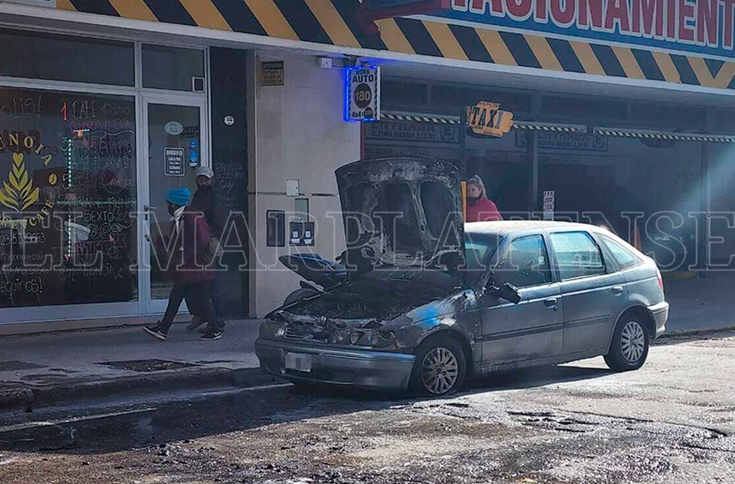 Se le incendió el auto en el centro: "Todavía estoy impactado"