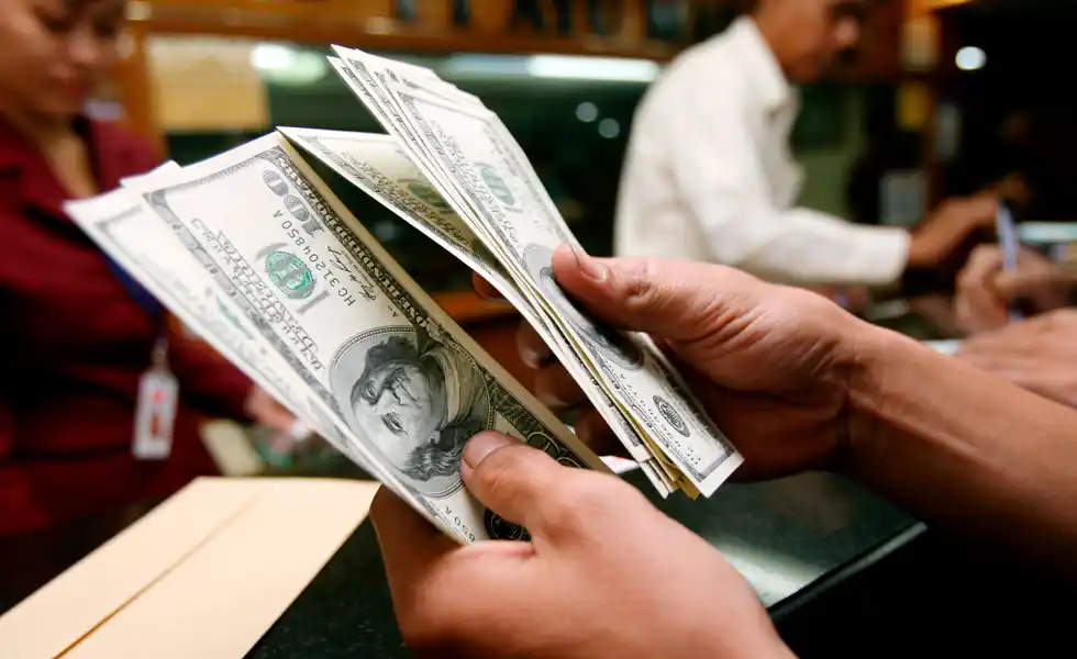Cotización del dólar: Bajó el blue y el oficial sin cambios
