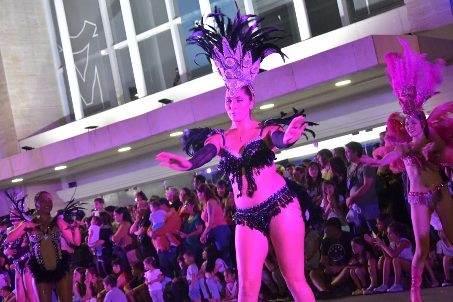 Una multitud celebró Carnavales en plaza San Martín