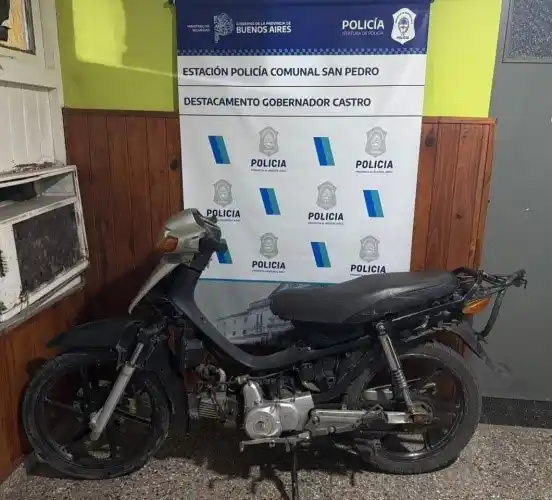 En Gobernador Castro, la policía secuestró una moto con pedido de secuestro y arrestó a su conductora.