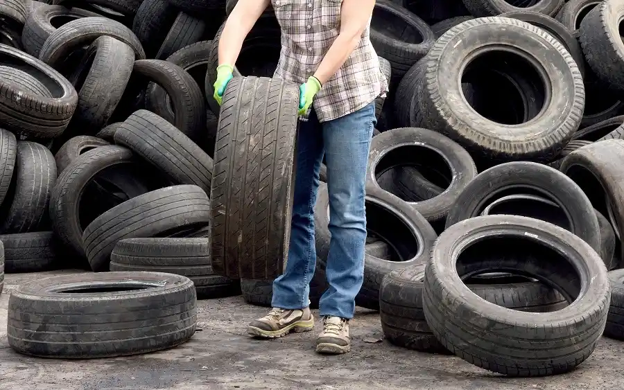 Compró neumáticos usados, los canjeó por mercadería, pero todo terminó mal