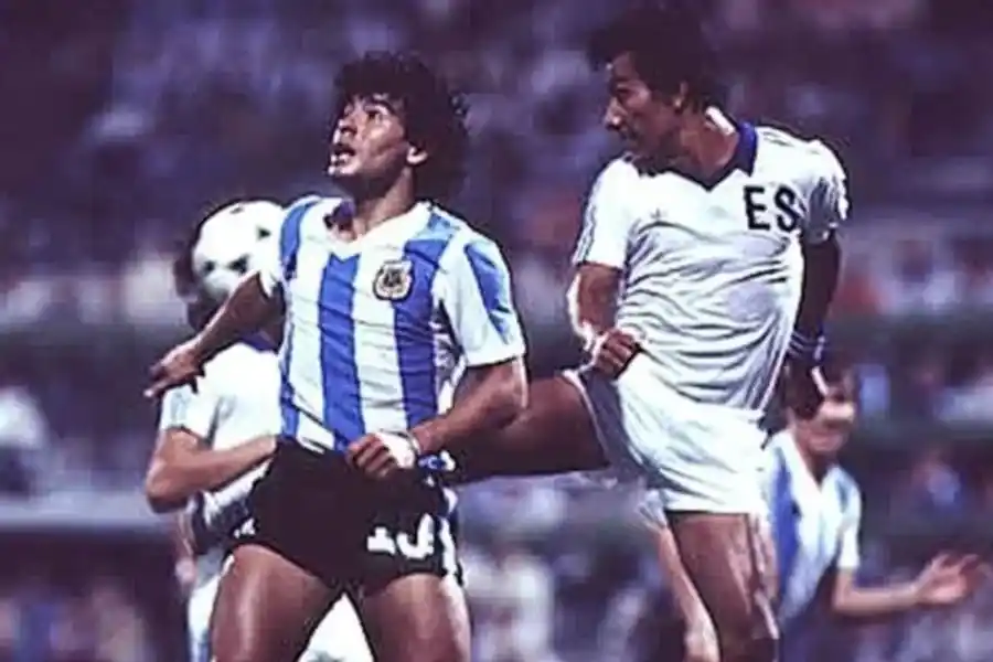 Subastarán una camiseta de Argentina que usó Maradona en el Mundial de España 1982