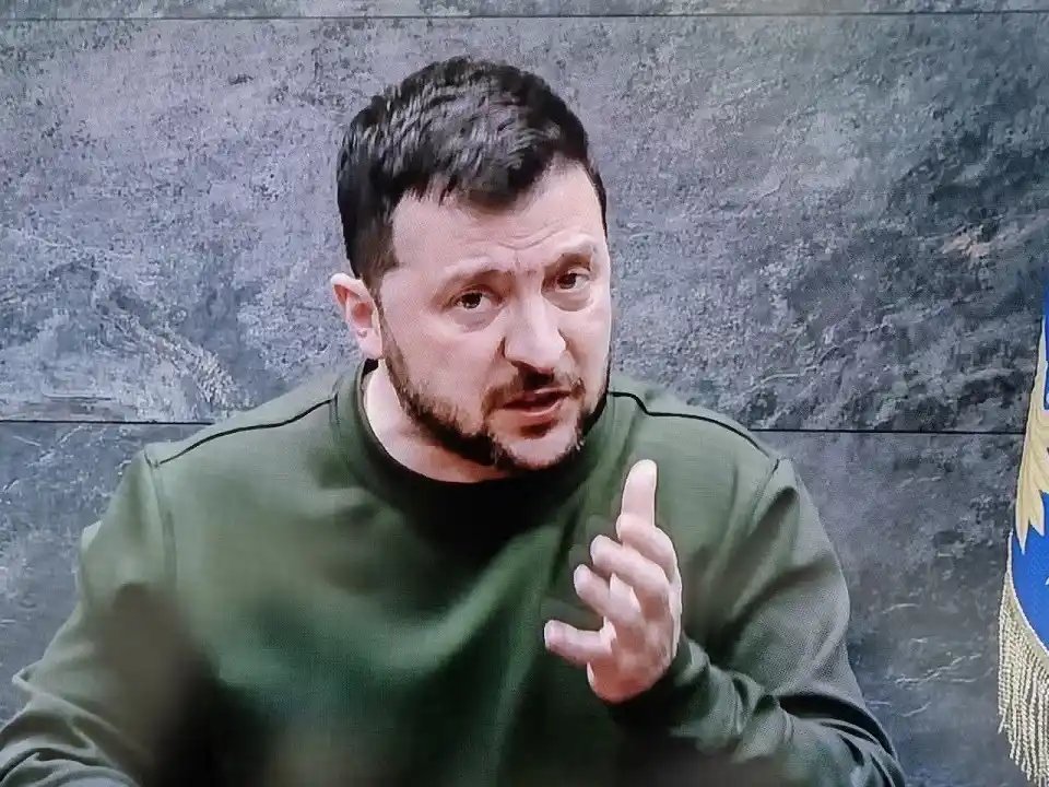 Zelenski cruza amenazas con Medvédev y también recibe críticas desde Georgia