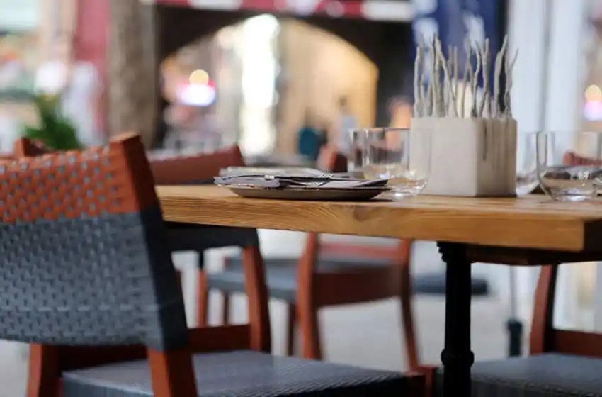 Dueños de bares sostienen que las medidas de ayuda que les da el gobierno ‘’son un salvavidas de plomo’’