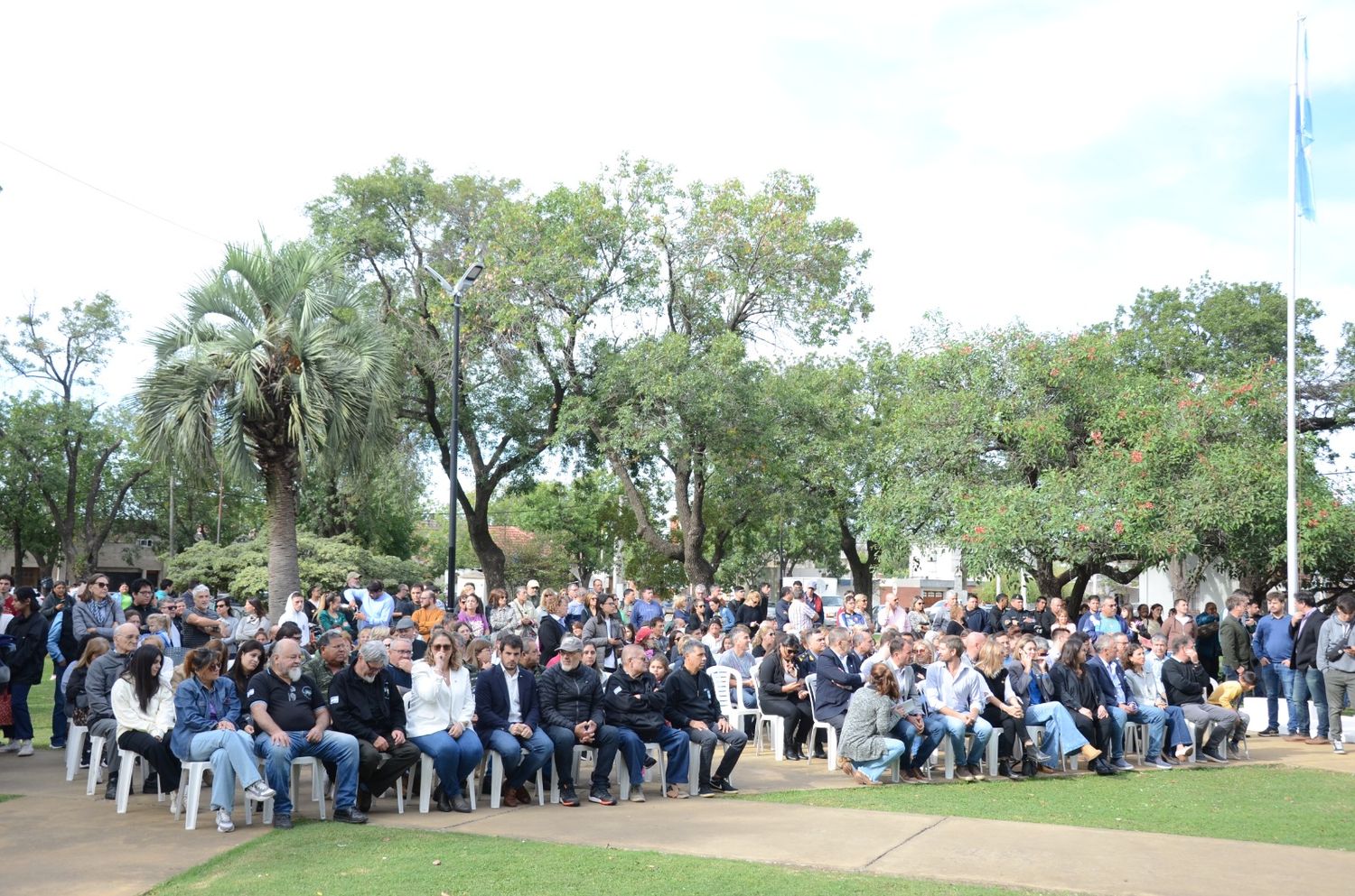 Nuevo acto del 2 de Abril con autoridades locales, regionales y provinciales, y mucho público en la plaza Rosario Vera Peñaloza. Foto: Sur24