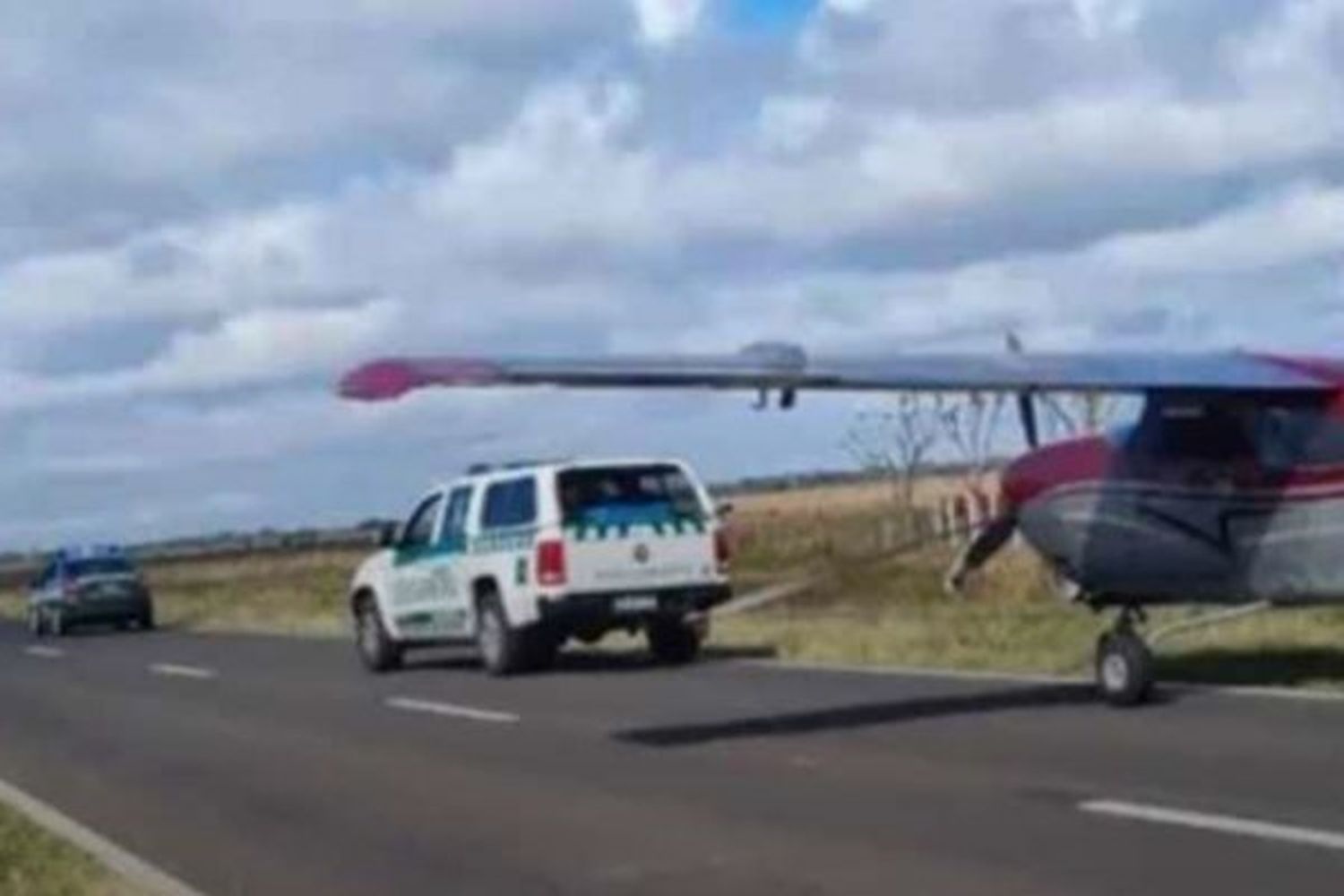 Apareció una avioneta narco abandonada en Corrientes por la Ruta 12