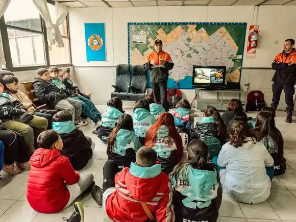 Alumnos de la Primaria 13 visitaron el cuartel de Defensa Civil