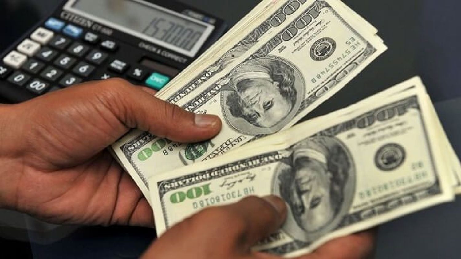 «SE NECESITAN MÁS DÓLARES para comprar lo mismo» ¿Cómo la inflación afecta las compras en divisas?