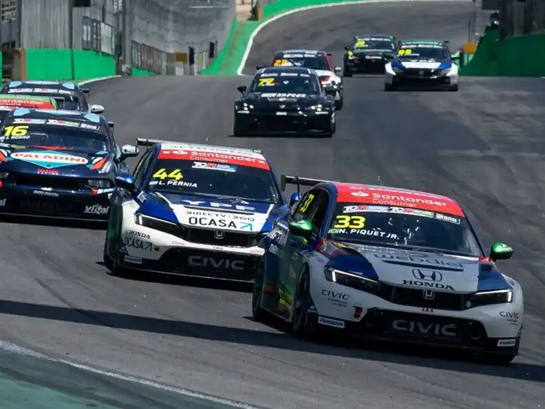 Leonel Pernía escoltando a Piquet Jr. en la carrera final de la temporada.