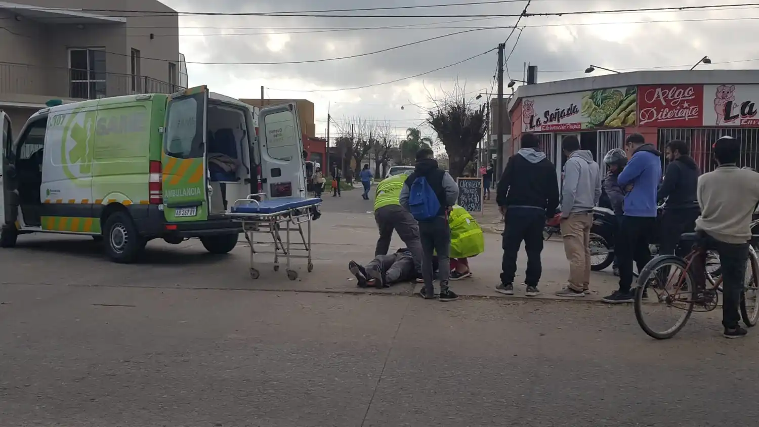 Mensajero atropelló a un hombre que iba en bicicleta y se fugó