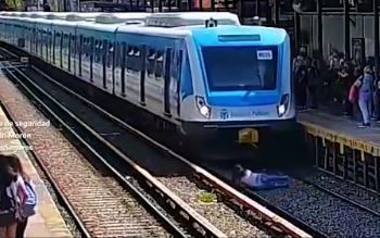 Morón: Mujer fue rescatada de las vías y se salvó de milagro
