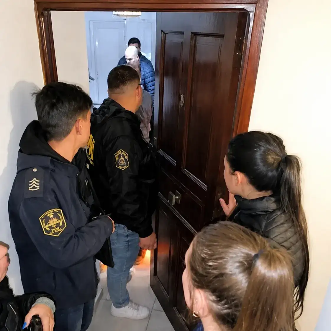 Fueron detenidas tres mujeres, de 21, 25 y 40 años, y un hombre de 25.