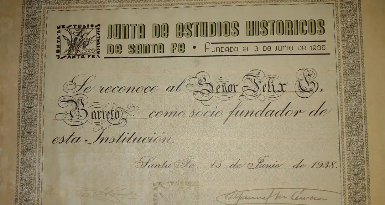 El diploma que certifica que Félix Barreto es miembro fundador de la Junta Provincial de Estudios Históricos de Santa Fe.