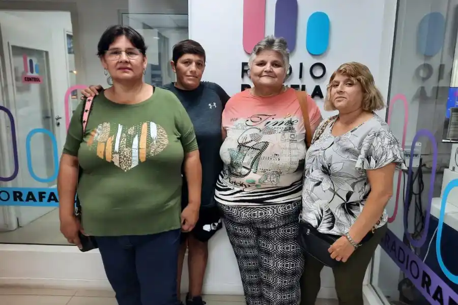 Un grupo de mujeres del barrio Barranquitas realizan ventas de pan para ayudar a los vecinos