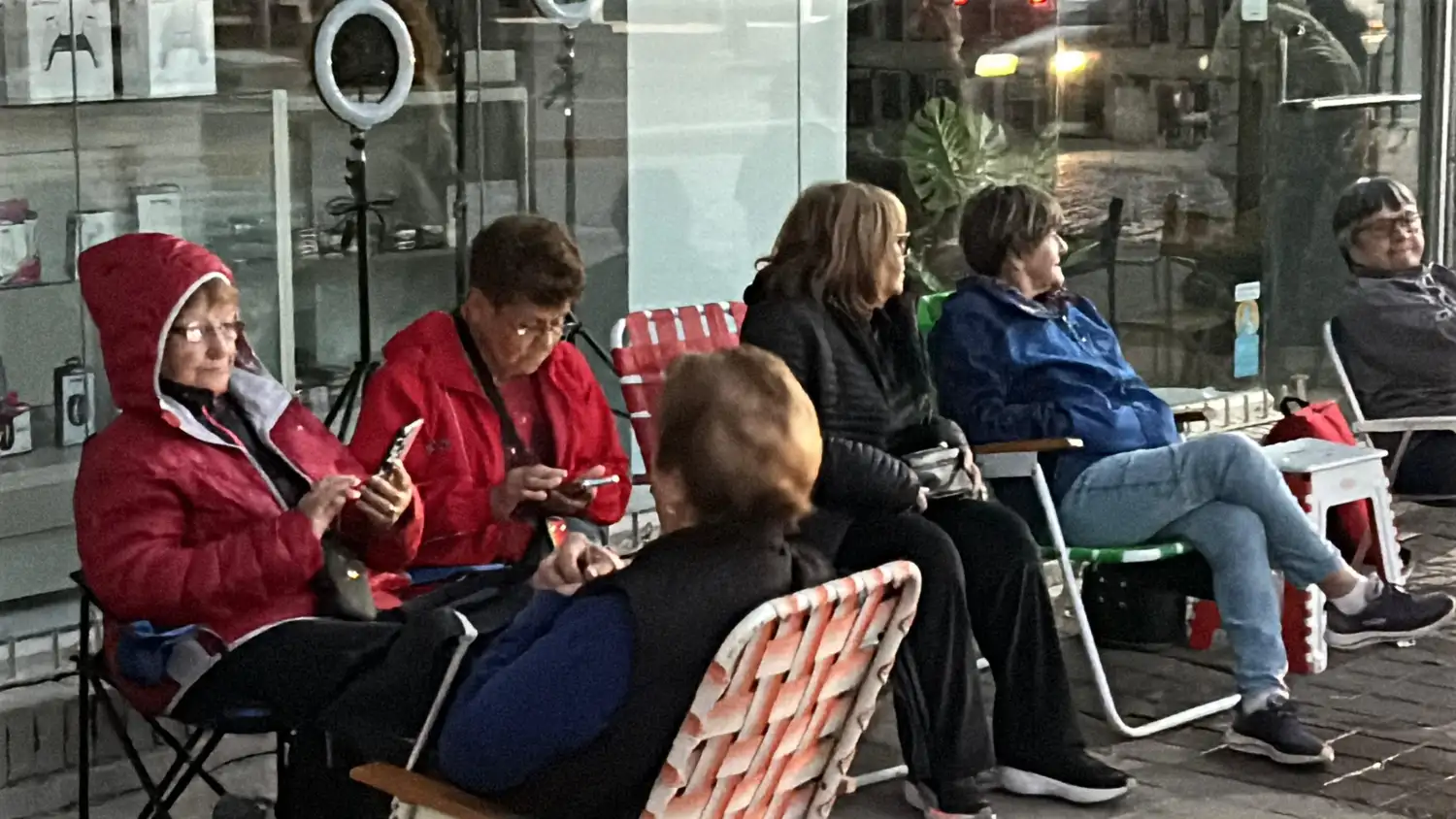 Larga fila de jubilados desde la madrugada en el Cine Belgrano, ¿por qué motivo? - 6