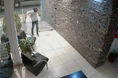 Video: se metió a robar dos veces al mismo edificio en la ciudad de Santa Fe