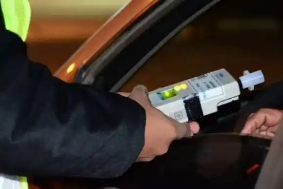 Borracho estacionado en medio de la calzada