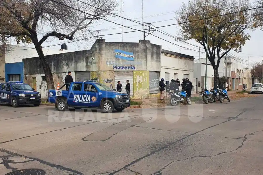 Intenso movimiento policial en barrio Mosconi por el arrebato de una cartera a una mujer. El maleante fue atrapado rapidamente.