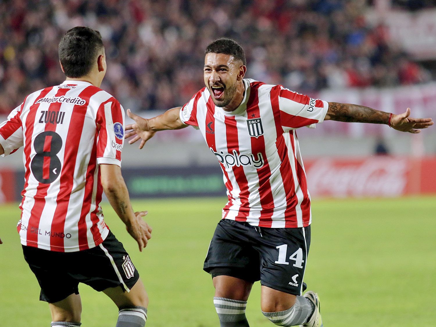 Mancuso festeja el tercer gol de Estudiantes con Zuqui.