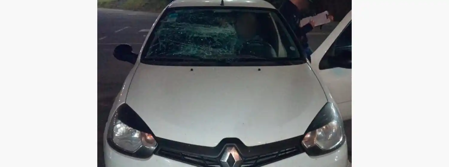 Fuera de sí, una mujer rompió un auto arrojándole un banco de madera en Playa Grande