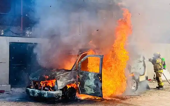 Tremendo incendio afectó a varios vehículos en Chacao (+ Videos)