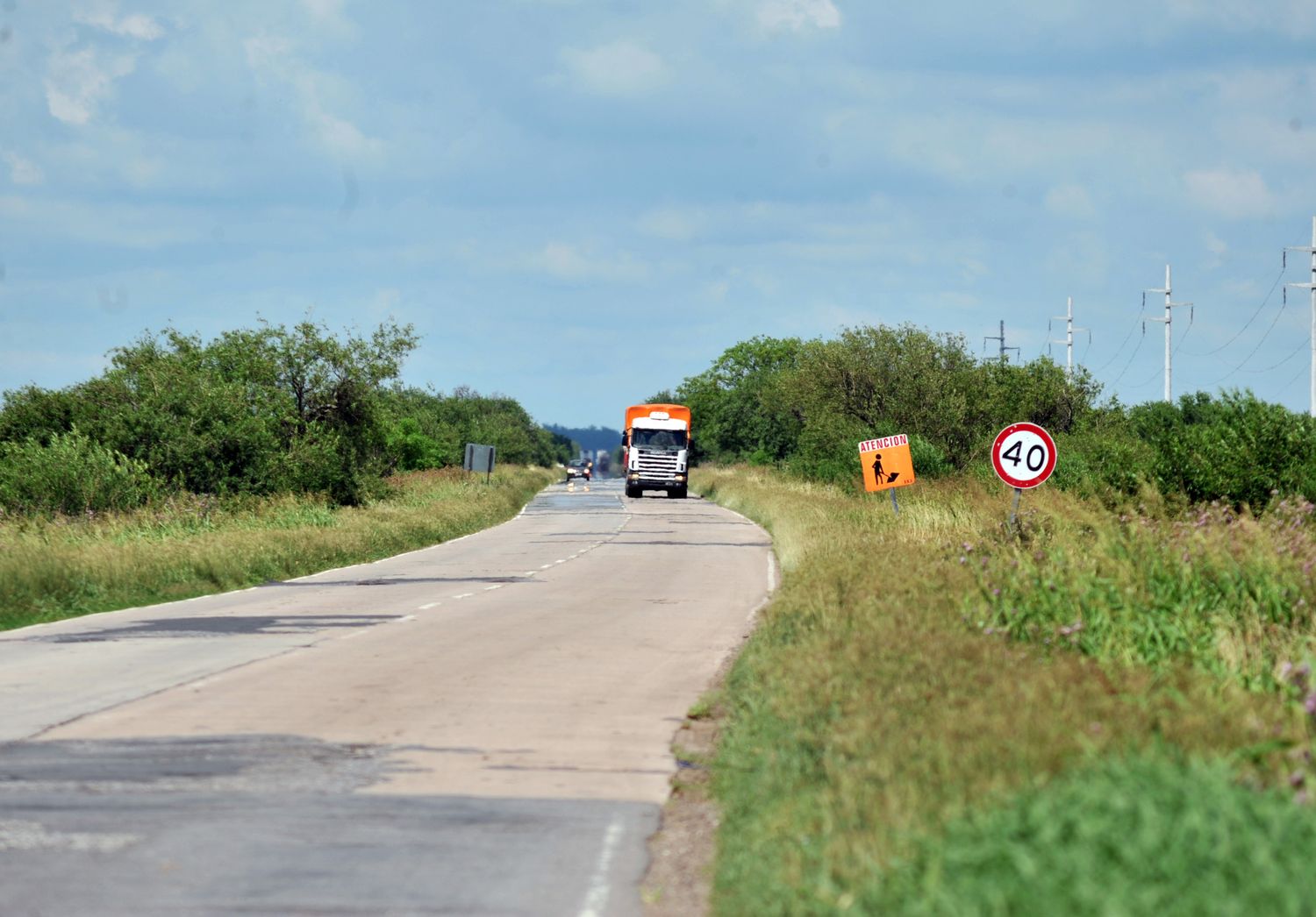El visible deterioro de la ruta nacional 158 en esta región.