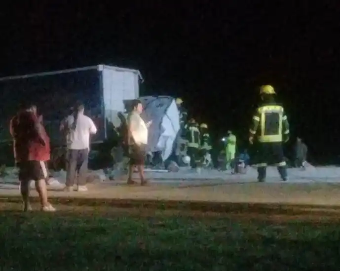 Chocaron dos camiones en la ruta 9