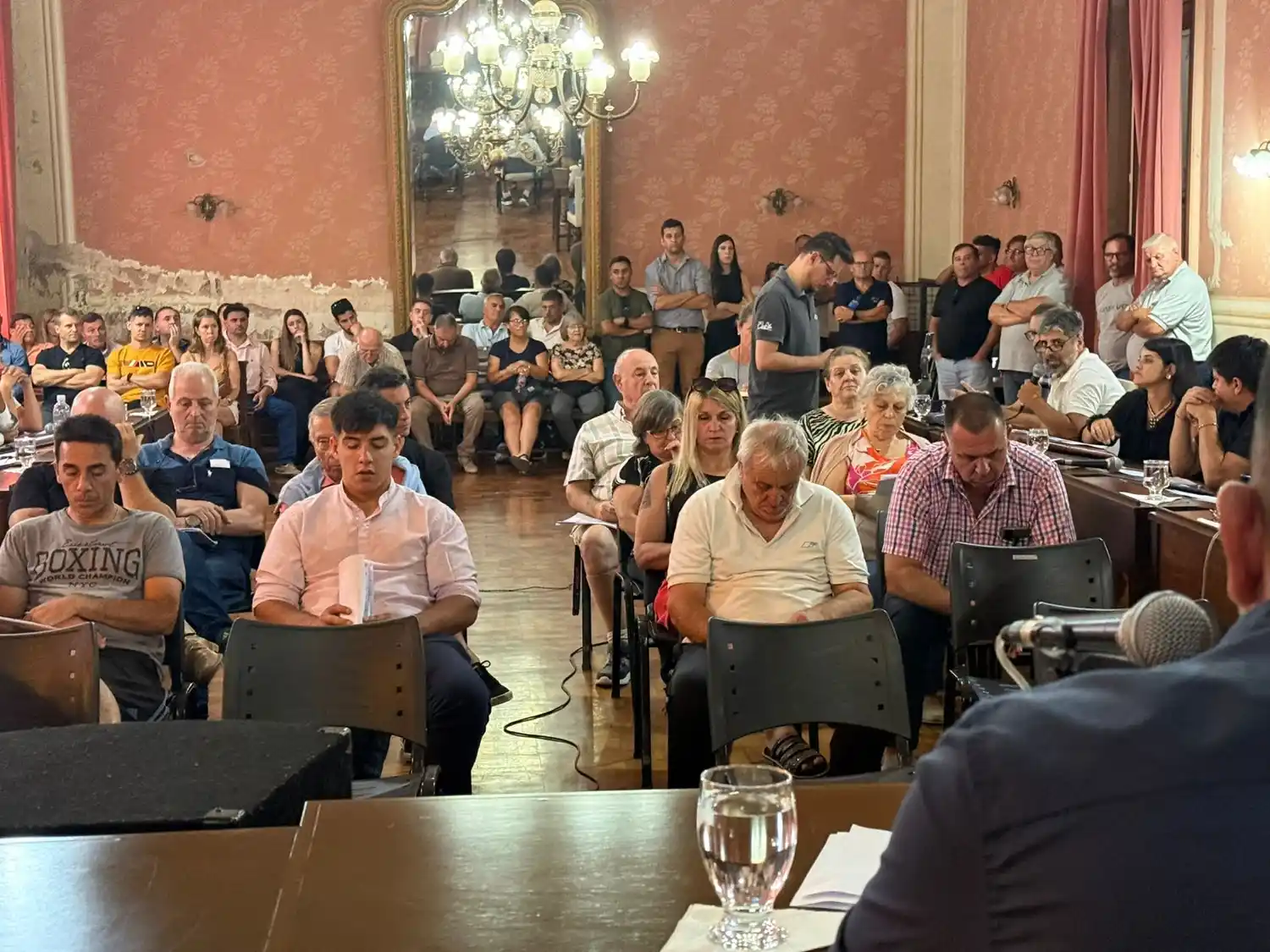 Diez de los 13 mayores contribuyentes presentes acompañaron el aumento de tasas para 2025.