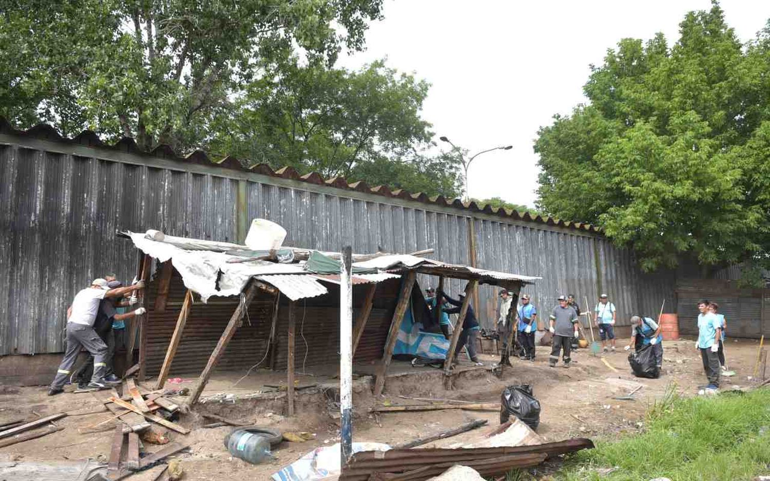 La Plata: Municipio y Provincia avanzan con la relocalización de familias del barrio "Las Vías"