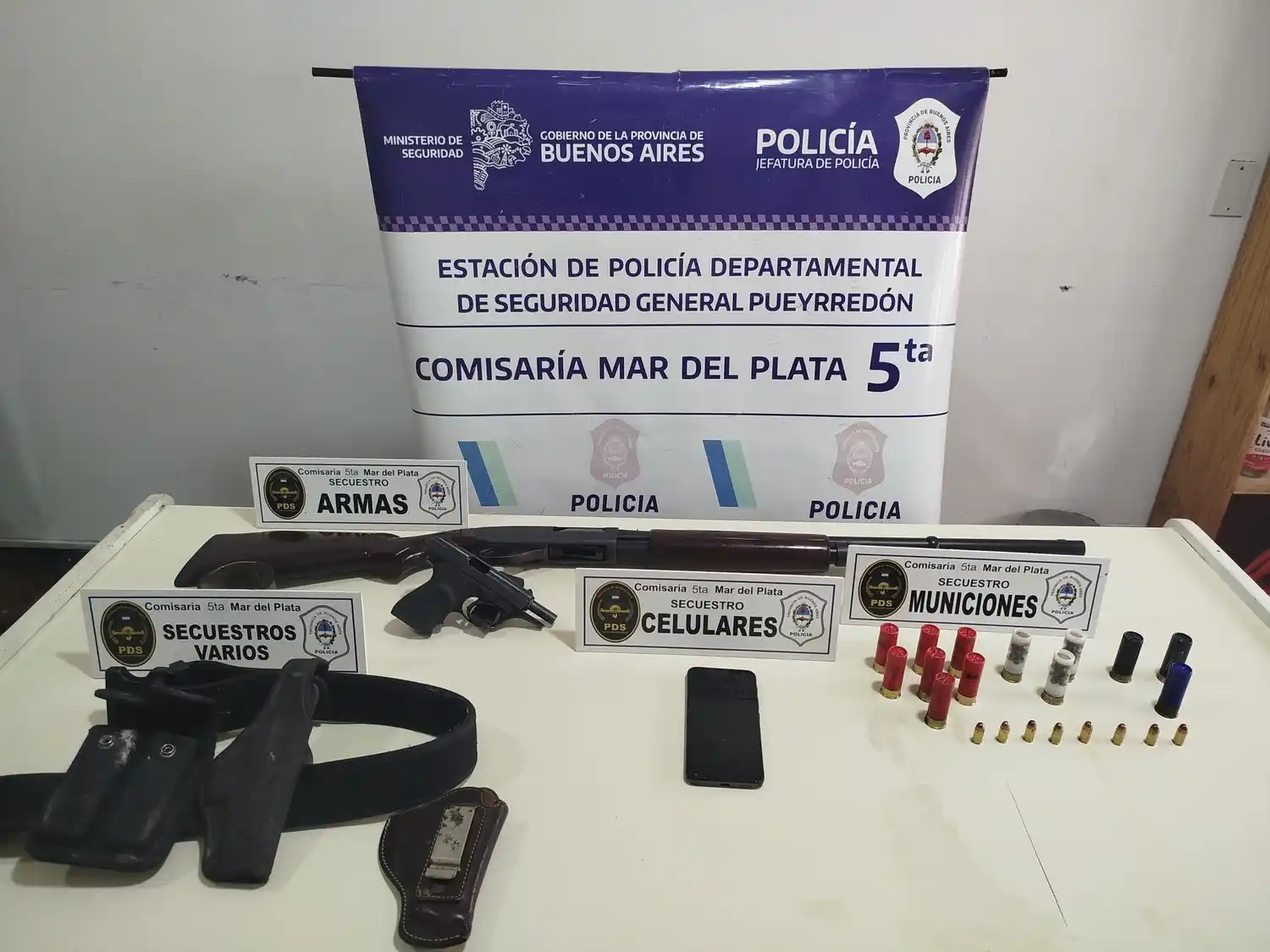 Los aprehendidos habían golpeado y amenazado con un arma a otro hombre de 33 años.