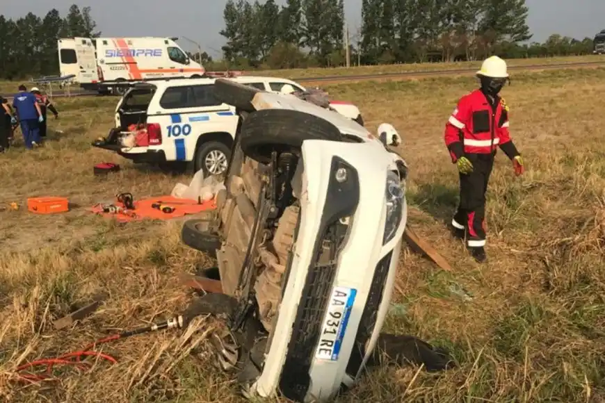 Una mujer perdió el control de su auto, despistó y volcó sobre la banquina